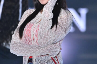 乃木坂46金川紗耶、メガネ×ハーフツインで雰囲気ガラリ 無邪気な笑顔で魅了【TGC2026 S/S】