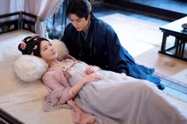 意外穿越！竟當天暴君王妃，當晚就賜死？意外覺醒系統，暴君立馬要寵幸我！結果發現個天大的事情！《暴君讀心後，貴妃狂開人設盲盒》