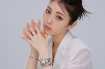 浜辺美波さんがまとう、ブルガリの艶やかな輝き