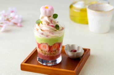 コスメキッチン アダプテーション阪神梅田”さくら花餅”のせ春のご褒美パフェ、選べる日本茶セットで - ファッションプレス
