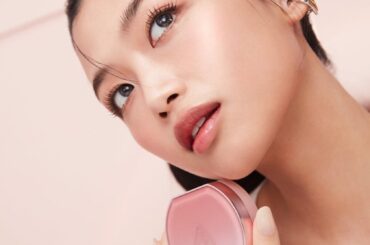 3CEの大人気美容液クッションがさらに進化。まるで素肌、なのに隙のない仕上がりへ。オーロラパール※1で叶える、美肌補正。「3CE フィッティング メッシュ カバークッション」を新発売 | 日本ロレアル株式会社のプレスリリース