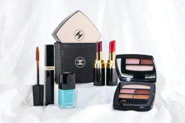 シャネル26年夏コスメ、ラフィアポーチ付きファンデや“海岸線の景色”着想アイパレ - ファッションプレス