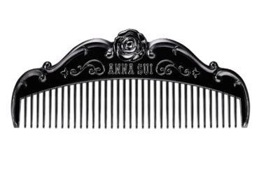 アナ スイ“中世ヨーロッパ貴族風”ヘアコームが復刻、優美なローズモチーフ×ロゴ入り - ファッションプレス