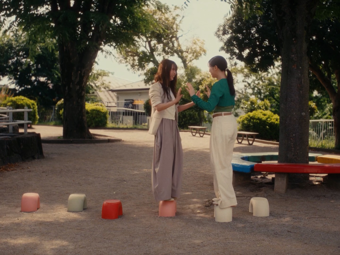 櫻坂46の中嶋優月と村山美羽が公園で“サムライマック”をほおばる、マクドナルド新CM『大人と公園』公開 - 画像一覧（4/11）