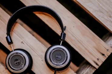 【2026年最新】エモい曲20選！夜に聴きたくなる曲から心揺さぶられる定番、ドライブで浸れる曲まで網羅 – THE FIRST TIMES