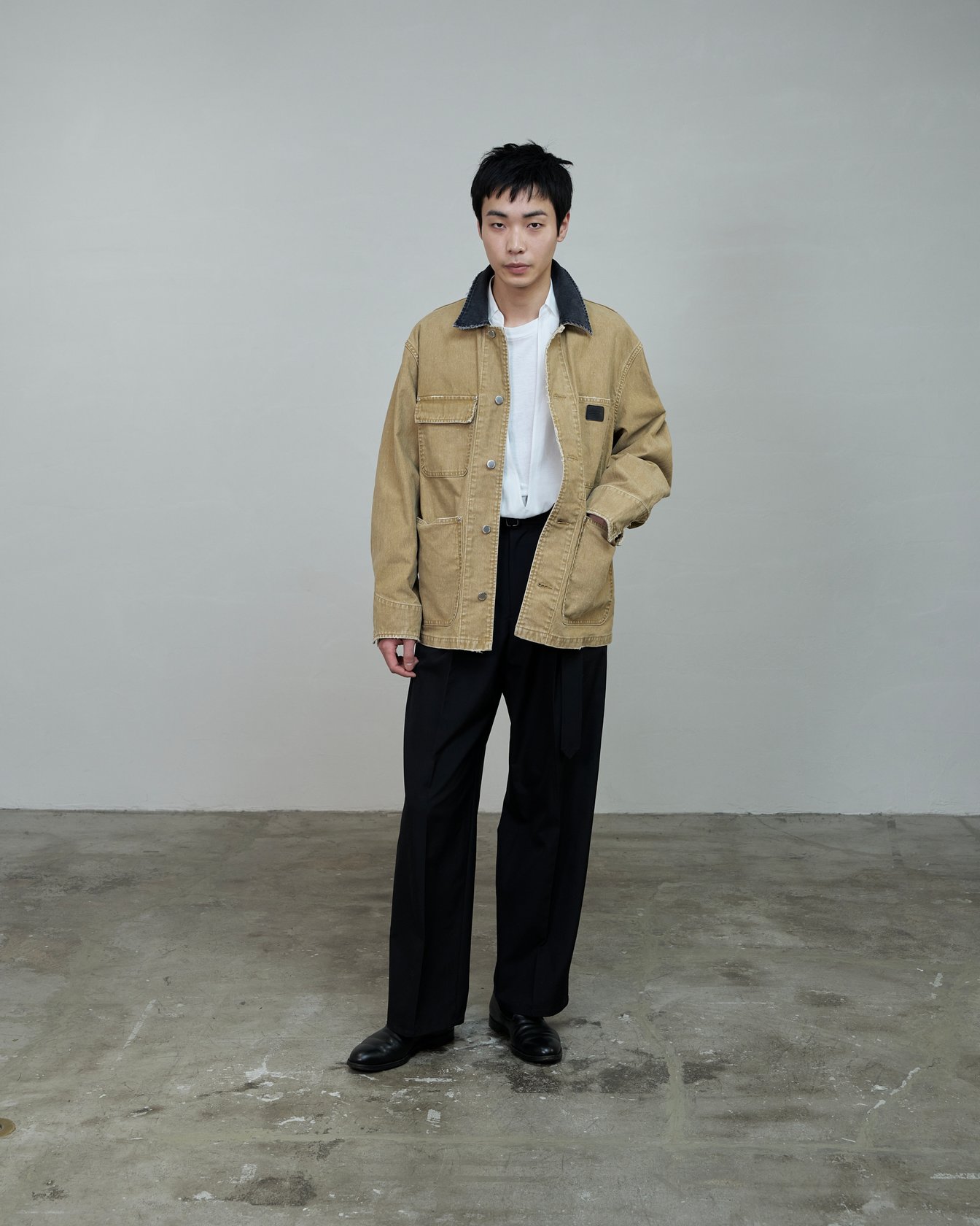 リラクスの洋服を着たモデル