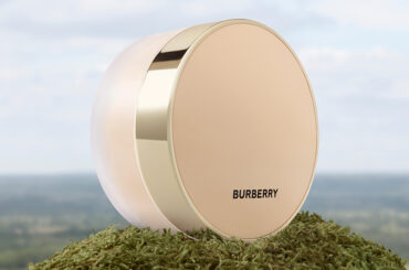 「バーバリー ビューティ」からナチュラルマットな肌とぼかし効果が長時間続くフェイスパウダーが登場　湿度や熱にも対応 - WWDJAPAN
