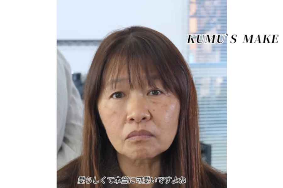 外仕事による日焼けや、年齢とともに増えた肌悩みを抱えていた女性【出典：YouTube「Mr.kumuチャンネル」よりスクリーンショット】
