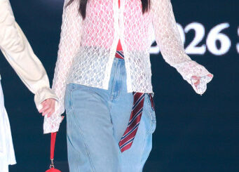 【TGC】乃木坂46金川紗耶、ハーフツイン＆メガネ姿で会場魅了　圧巻のスタイル披露 | ORICON NEWS | 国内海外のニュース