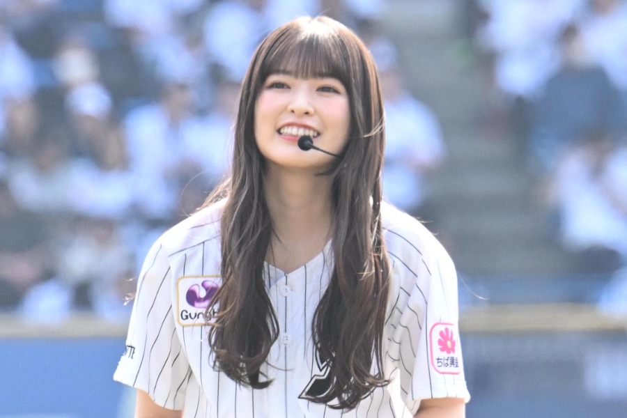 豪快足上げ→キラキラ笑顔が「眩しい」　18歳美女にうっとり「ビジュ極まってる」 | Full-Count