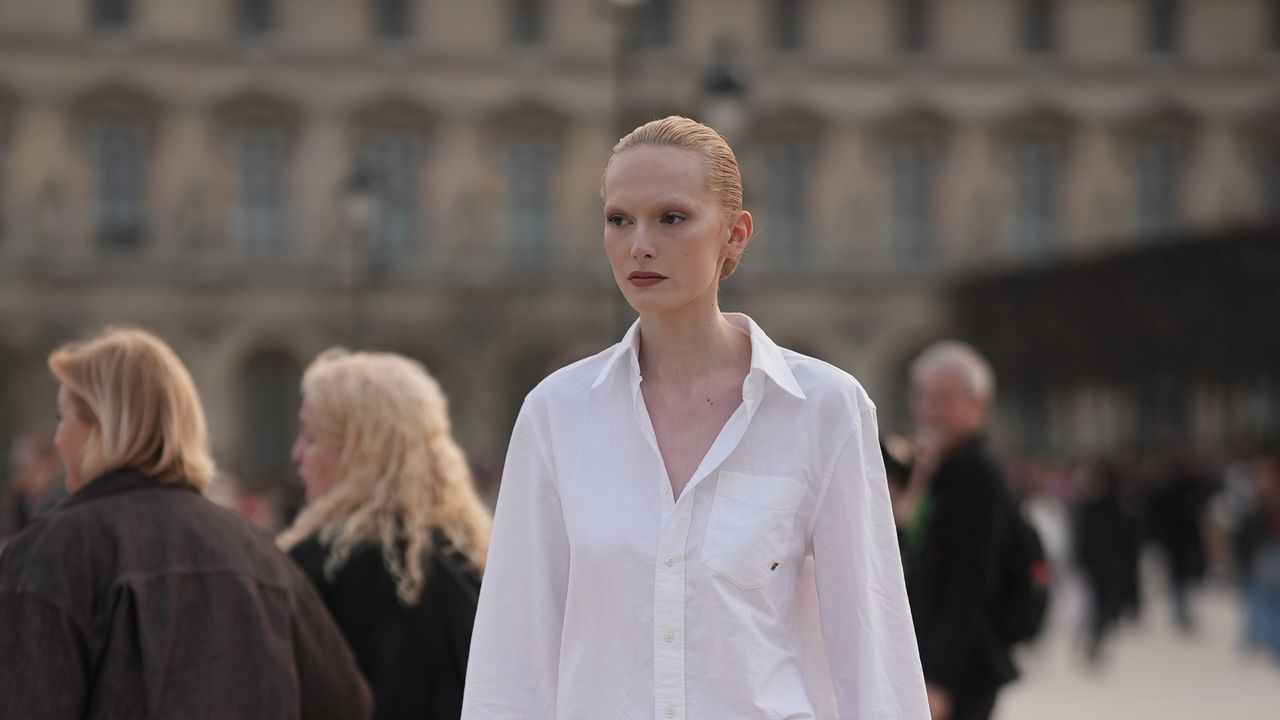 2026-27年秋冬パリコレでキャッチ! モデルたちの春先取り私服スタイル | Vogue Japan 2026-27年秋冬パリコレでキャッチ! モデルたちの春先取り私服スタイル | Vogue Japan