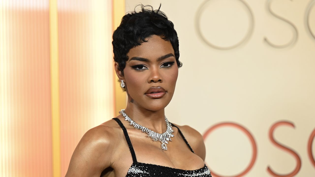 テヤナ・テイラーの「魅惑の切れ長アイ」に注目!2026年春のメイクトレンド | Vogue Japan テヤナ・テイラーの「魅惑の切れ長アイ」に注目!2026年春のメイクトレンド | Vogue Japan