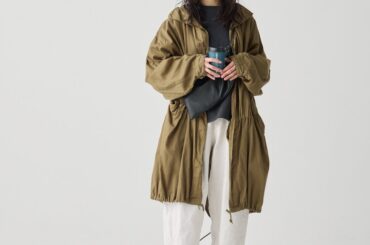 サボからのぞかせたブルーのソックスが可愛い！季節の変わり目に活躍するモッズコートコーデ【FUDGE FRIEND おしゃれさんの毎日コーディネート vol.664｜田中真里奈】 | FUDGE FRIEND | ファッション