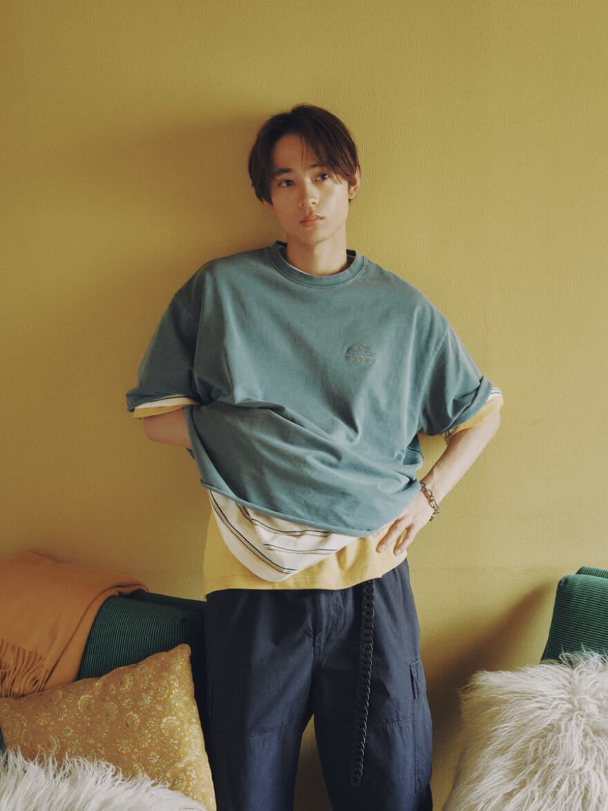 ニコアンドの半袖Tシャツを重ね着する水沢林太郎