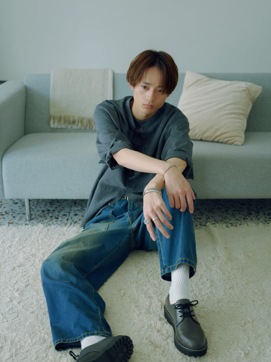 ニコアンドのデニム(ペインターパンツ)を着用する水沢林太郎1