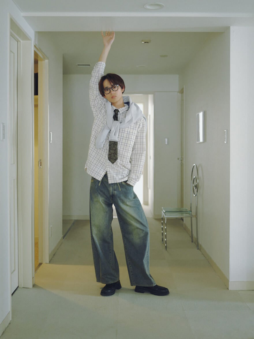 ニコアンドの2026年春夏メンズファッション チェックシャツをタイドアップしてデニムとコーディネートした水沢林太郎