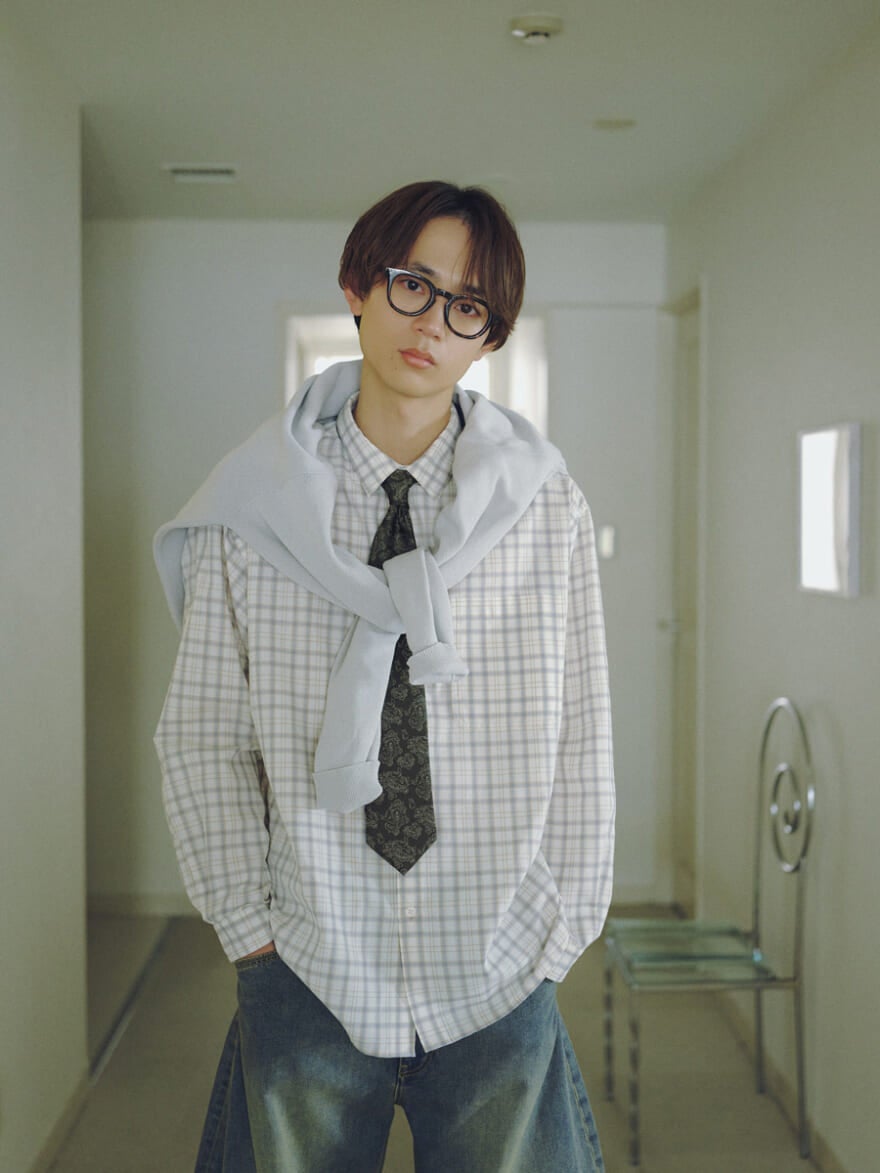 ニコアンドの2026年春夏メンズファッション チェックシャツをタイドアップして着用する水沢林太郎2