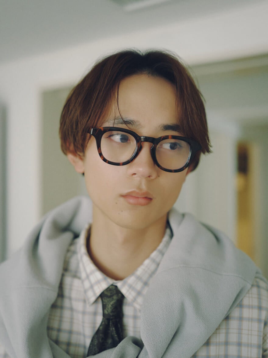 ニコアンドのアイウエア(眼鏡)を着用する水沢林太郎