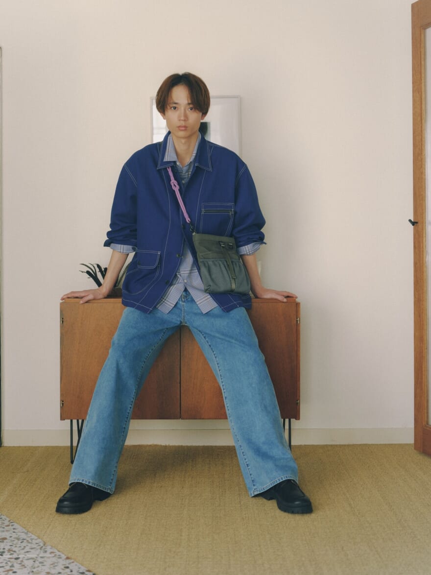 ニコアンドのメンズデニムカバーオール(アウター)を着用する水沢林太郎1