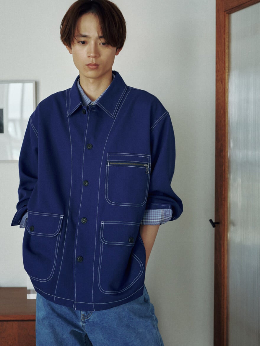 ニコアンドのメンズデニムカバーオール(アウター)を着用する水沢林太郎2