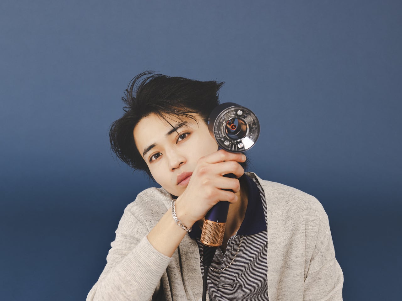 ダイソンのドライヤーを持つメンズモデル