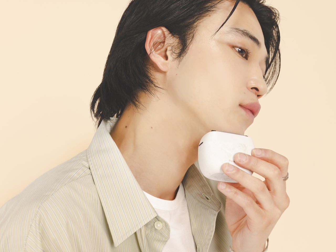 ラムダッシュ パームイン ES-PV6Aでシェービングする男性