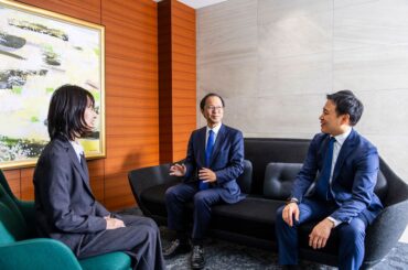 左から、バリュー推進本部 法務部 池田瑞季、執行役員 法務部長 横井 伸、バリュー推進本部 法務部 シニアスペシャリスト 一色翔太