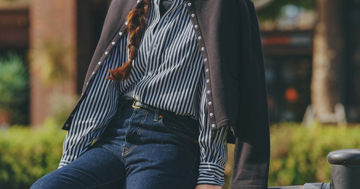 目指すはパリジェンヌ。細みのデニムにさらっとカーディガンを肩がけして。【FUDGE 3月号連動企画-FUDGEガールの基本4スタイル | DAY 15】 | FUDGE FRIEND | ファッション 目指すはパリジェンヌ。細みのデニムにさらっとカーディガンを肩がけして。【FUDGE 3月号連動企画-FUDGEガールの基本4スタイル | DAY 15】 | FUDGE FRIEND | ファッション