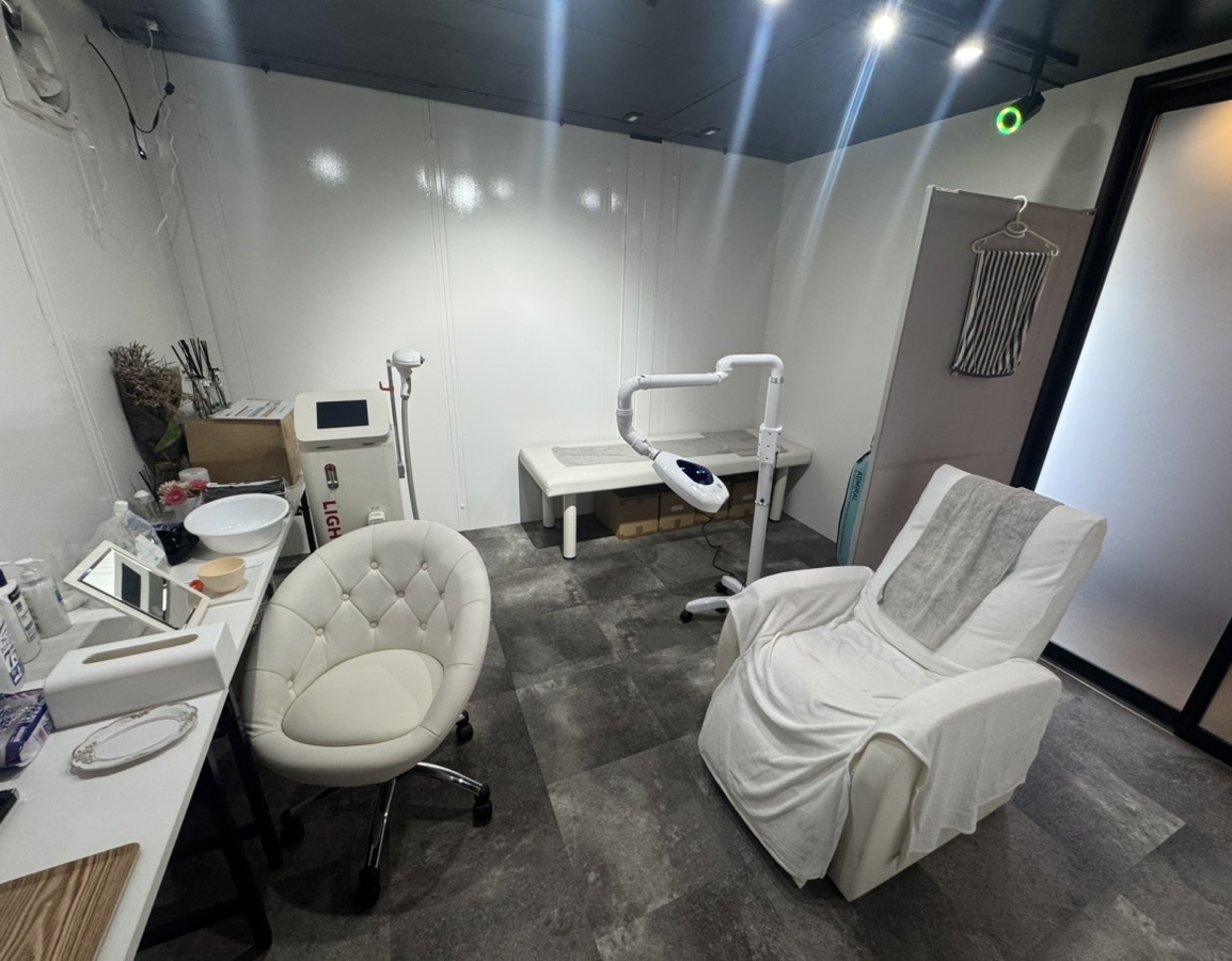 社内に個室の美容スペースを設けた。脱毛やホワイトニングの機器を置いている