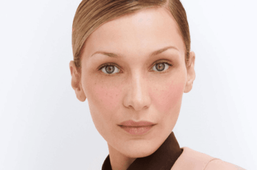 プラダ ビューティの新アンバサダーにベラ・ハディッドが就任──「成長し、自分と向き合う1年に」 | Vogue Japan