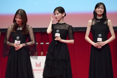 小籔千豊に「乃木坂の髪を引っ張って話題作りしないと」と言われ、髪を守ろうとする池田瑛紗(中央 / 乃木坂46)。