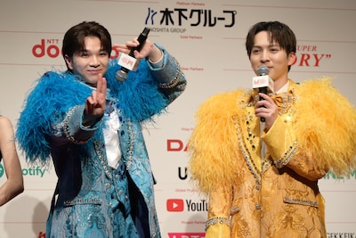 「うれしすぎて滅!」と突然ポーズを決めた塩﨑太智(左 / M!LK)を慣れた様子でやり過ごす吉田仁人(右 / M!LK)。