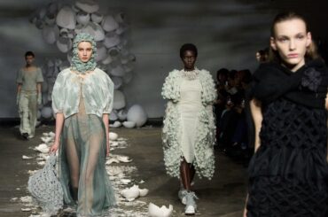 若手の宝庫ロンドン。2026-27年秋冬コレクションで注目を集めたブランド3選 | Vogue Japan