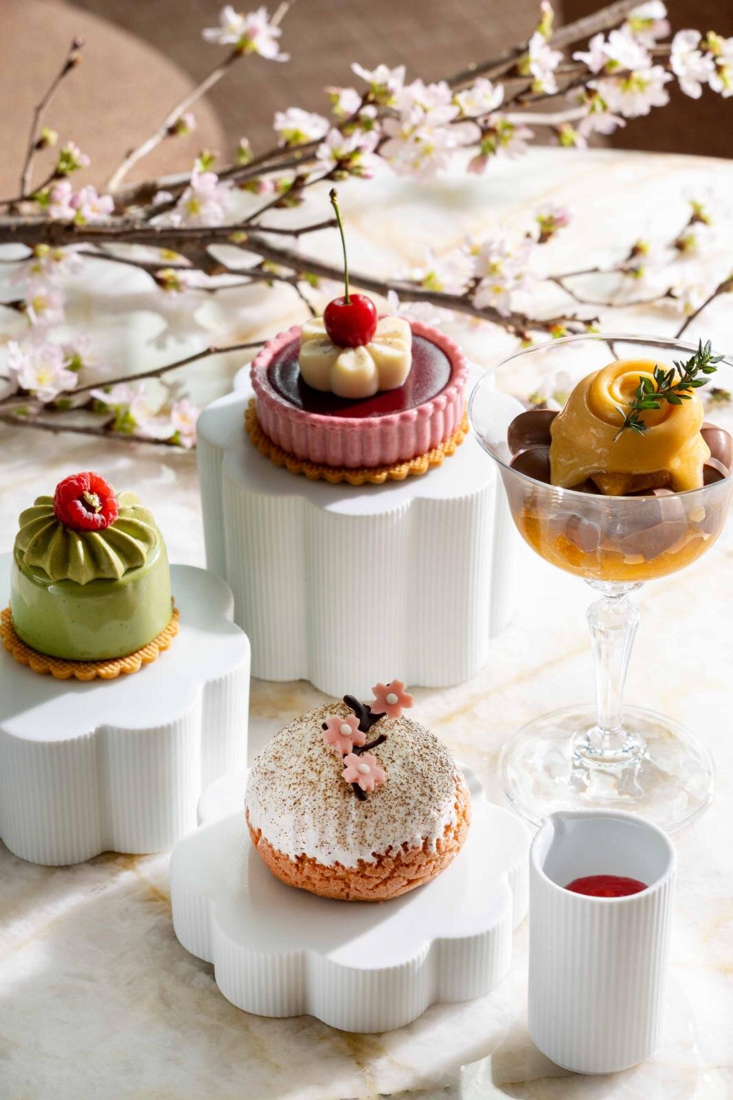 パーク ハイアット 東京“春の花着想”アフタヌーンティー、桜咲くシュークリームや手毬寿司をコースで｜写真3