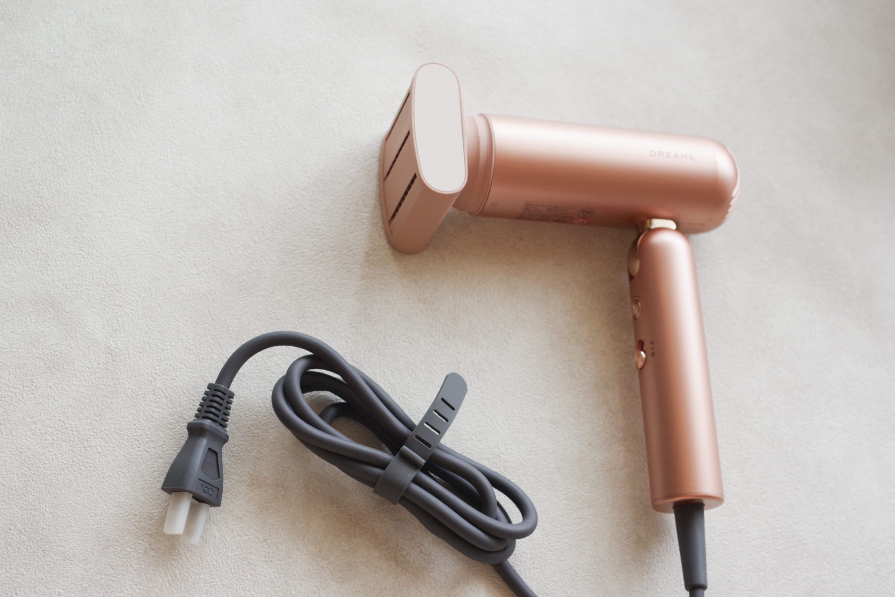 浮き毛抑制ツールにより輝きに満ちた、なめらかなストレートヘアに