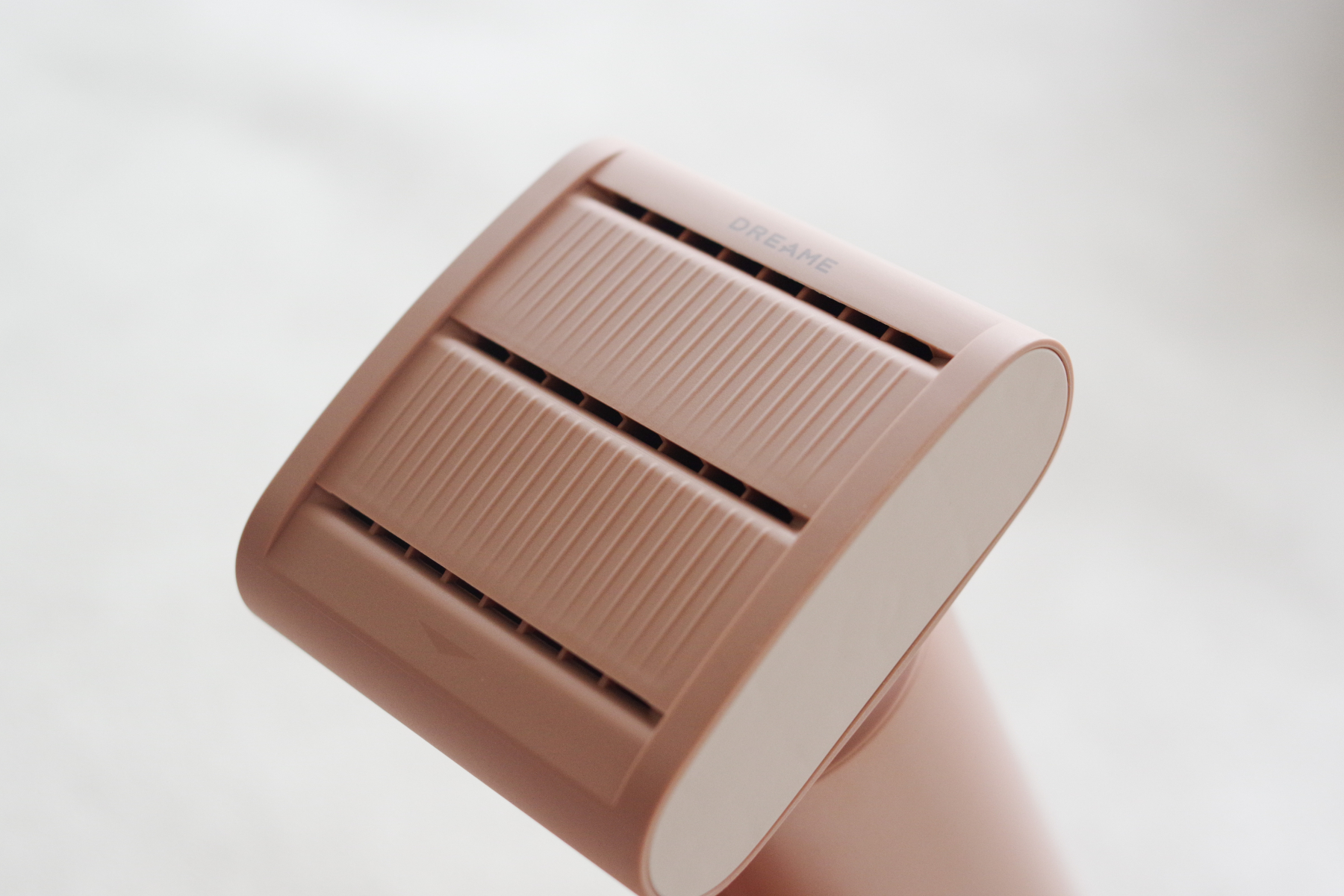 浮き毛抑制ツールにより輝きに満ちた、なめらかなストレートヘアに