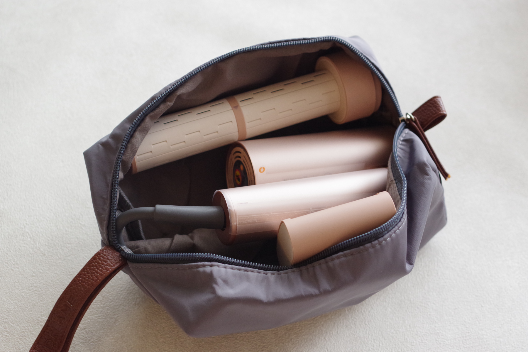 持ち運びに便利なポーチつき&海外対応の電圧