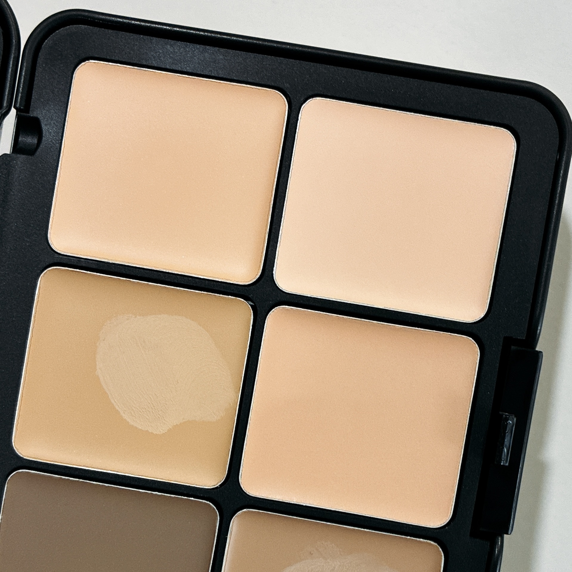 MAKE UP FOREVER HDスキン エッセンシャルパレット