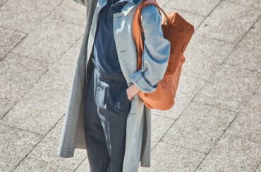 グレーのワントーンはランニングシューズでハズすのが正解！《アディダス》Adizero EVO SL EXOでアクセントを【FUDGE dig.｜ランニングシューズで春トラッドをアップデート。04】 | FUDGE dig. | ファッション