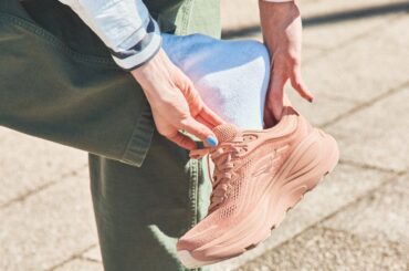 《ホカ》ランニングシューズはくすんだピンクが可愛い！カーキパンツを春らしくハズして【FUDGE dig.｜ランニングシューズで春トラッドをアップデート。05】 | FUDGE dig. | ファッション