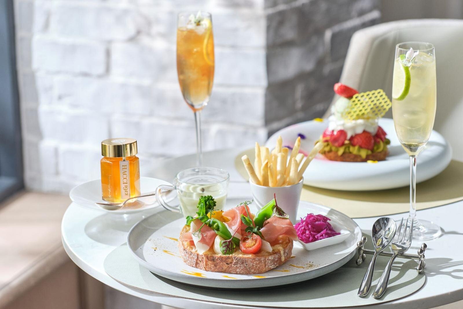 「HACCIハニーコラーゲン付オープンサンド」2,700円 内容:生ハムと春野菜のライ麦ブレッド パッションの香り / 季節のポタージュ / フライドポテト / ローズマリー塩 / カフェ1杯 / ハニーコラーゲン
※予約優先制・当日席もあり