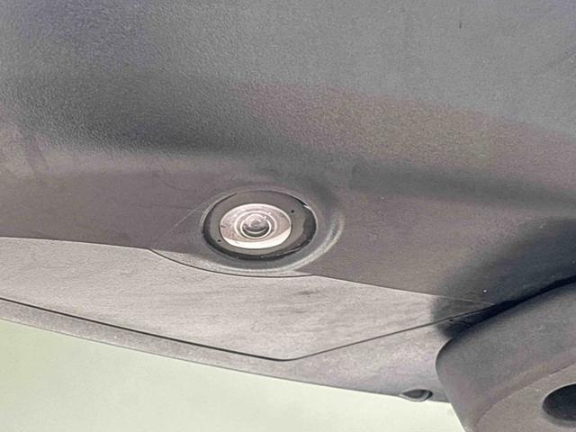 純正ナビゲーションを装着することで狭い道でのすれ違い時に下廻りを映し出す事ができます。他のカメラと連携してパノラマモニターにも対応することが出来ます。