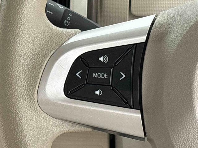 ナビゲーションやオーディオなどの操作がハンドルの手元でできるステアリングスイッチが付いてます