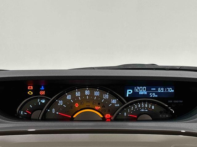 メーターの色でエコ効果を教えてくれるエコドライブアシスト照明付き自発光式３眼センターメーター搭載！