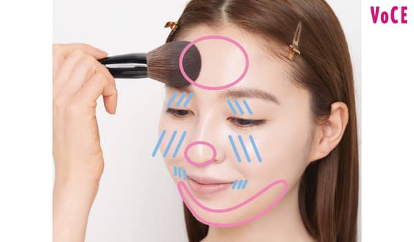 口周り・頰・目まわり　残った粉で
軽くすべらせる　額・鼻先・フェイスライン　ブラシの広い面で
トントン