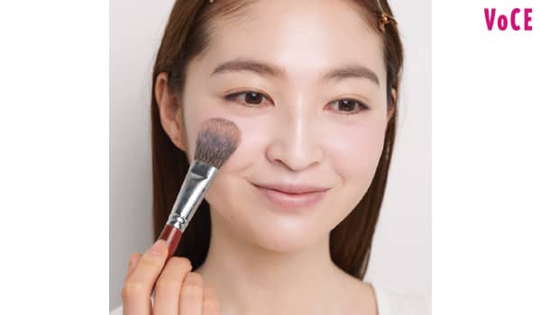 シームレスなチークで毛穴を消しつつ血色感をプラス