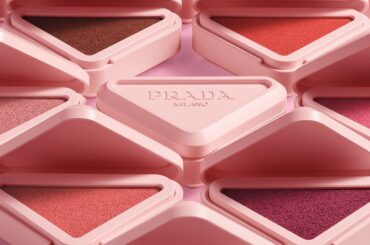 プラダ ビューティから新感覚マルチユースチーク「プラダ タッチ」が誕生！ 透けるような血色感が長時間続く【夏新色コスメ2026】 | 集英社の美容総合メディア『MAQUIA（マキア）』公式サイト