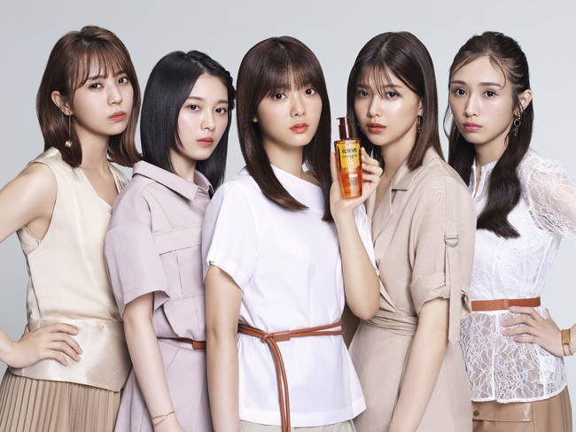 写真左から小林由依さん、森田ひかるさん、田村保乃さん、渡邉理佐さん、渡辺梨加さん