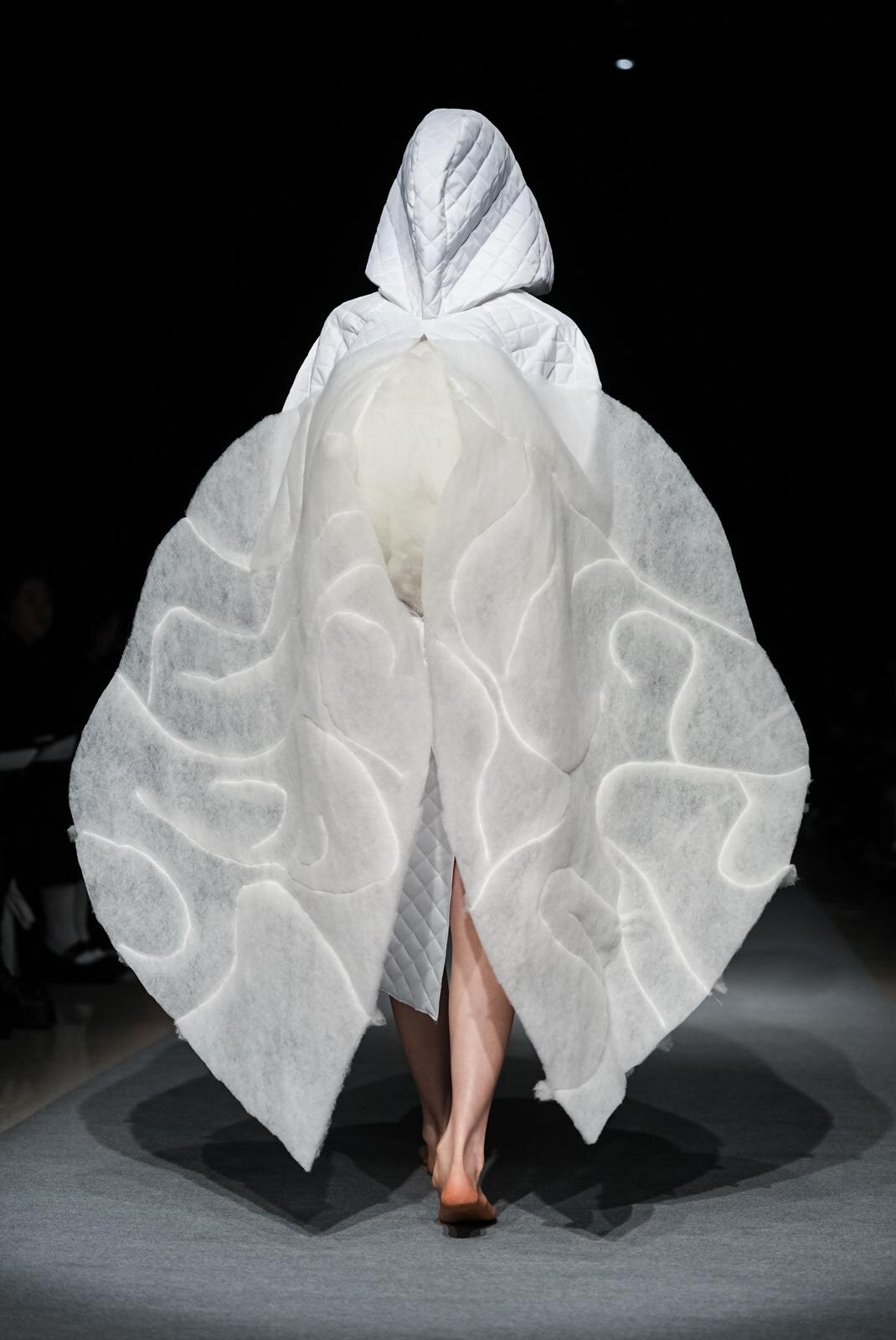 エイタロウ 2026-27年秋冬コレクション - 羽ばたく前に花を着る、その背中が物語るもの｜写真39