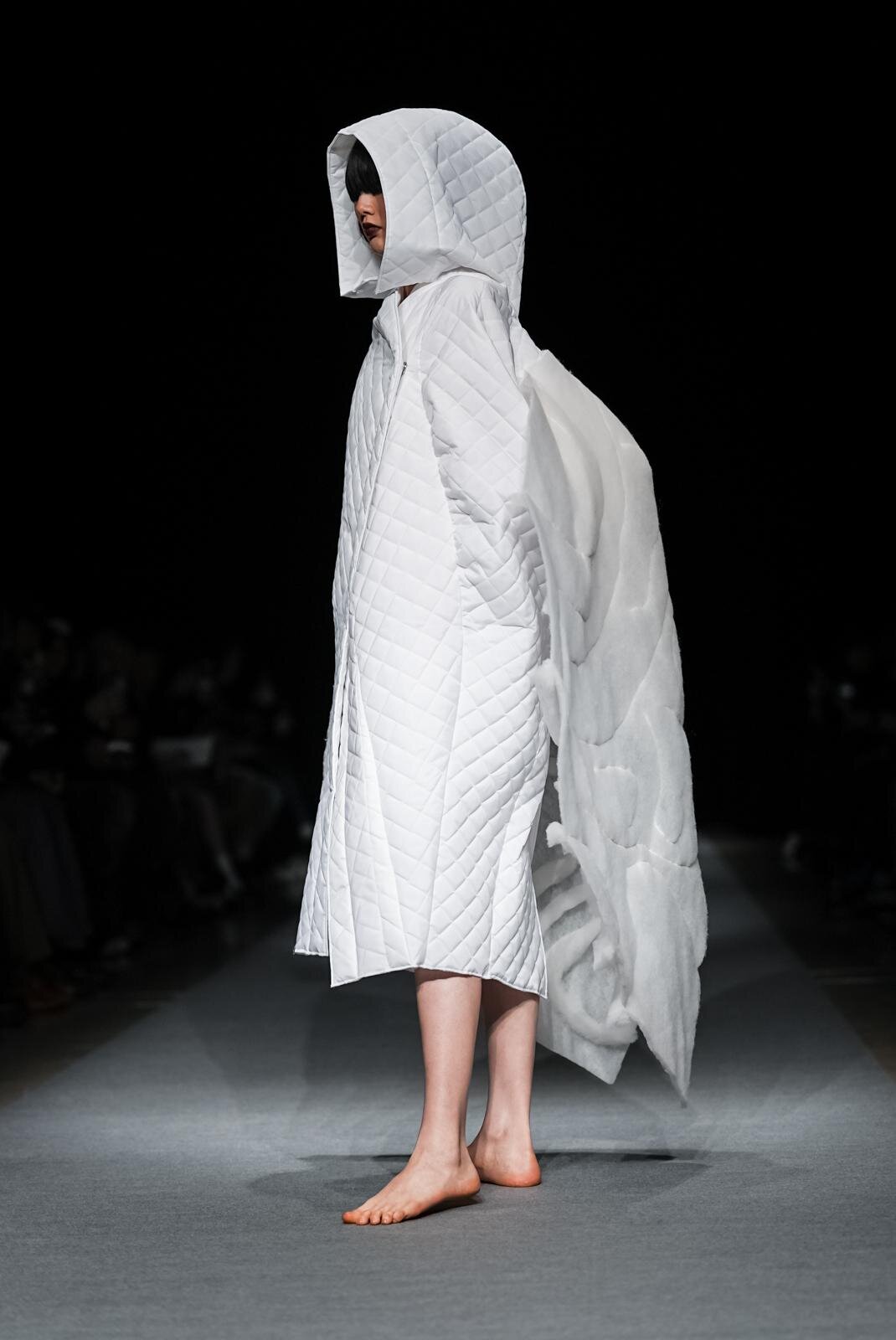 エイタロウ 2026-27年秋冬コレクション - 羽ばたく前に花を着る、その背中が物語るもの｜写真41